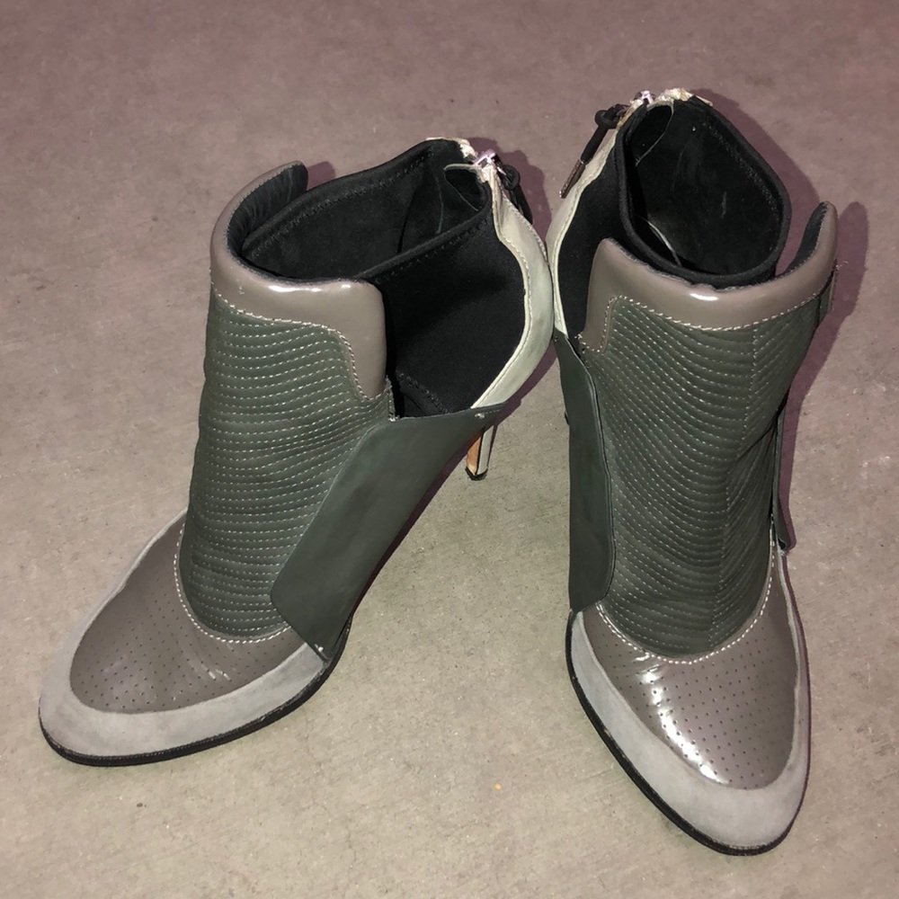 👩🏼‍🎤Rock a L.A.M.B Emerge Bootie size 9